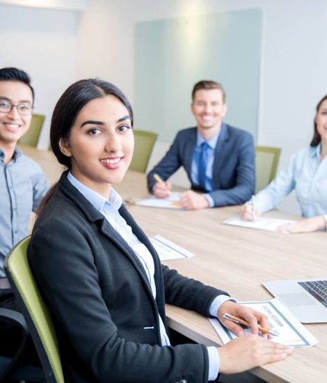 Smiling business lady working with colleagues (1)