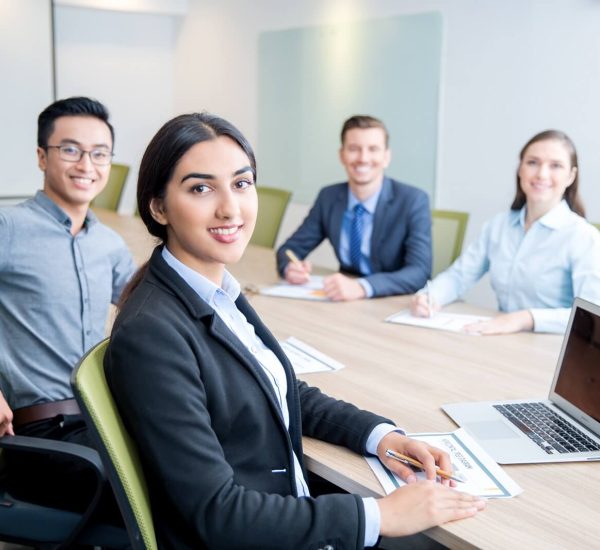 Smiling business lady working with colleagues (1)