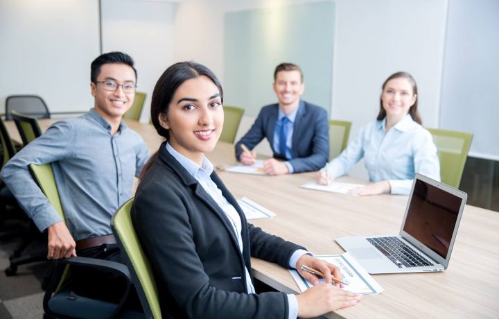 Smiling business lady working with colleagues (1)